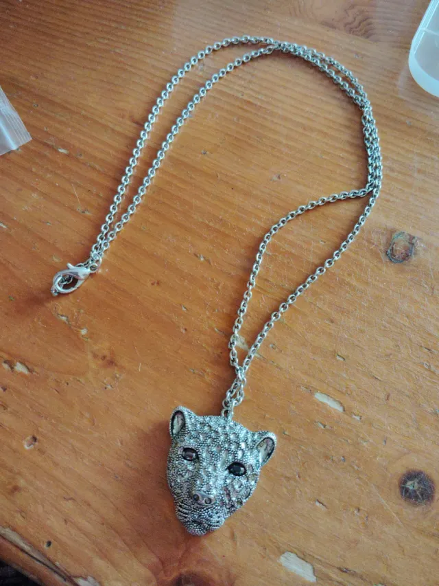 Collar con colgante de cabeza de pantera