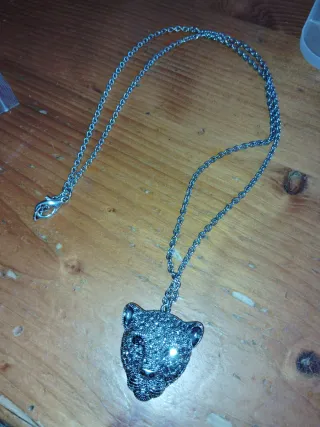 Collar con colgante de cabeza de pantera