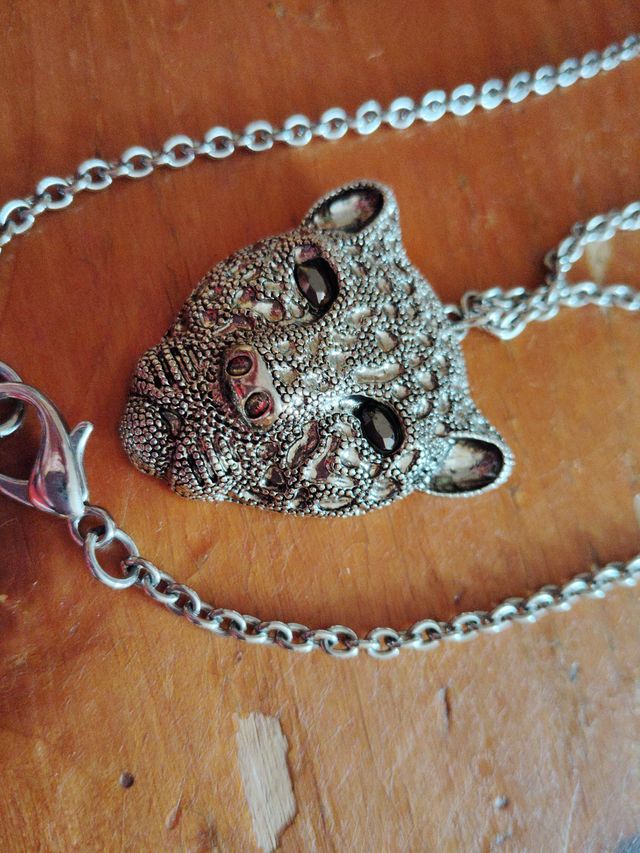 Collar con colgante de cabeza de pantera