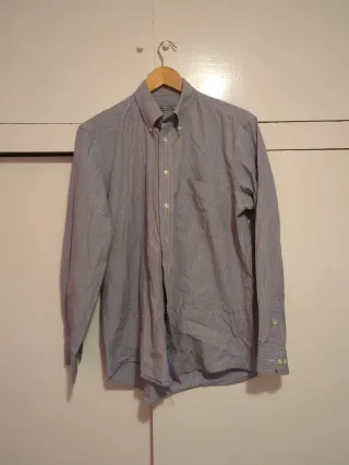 Camisa de rayas azul y roja