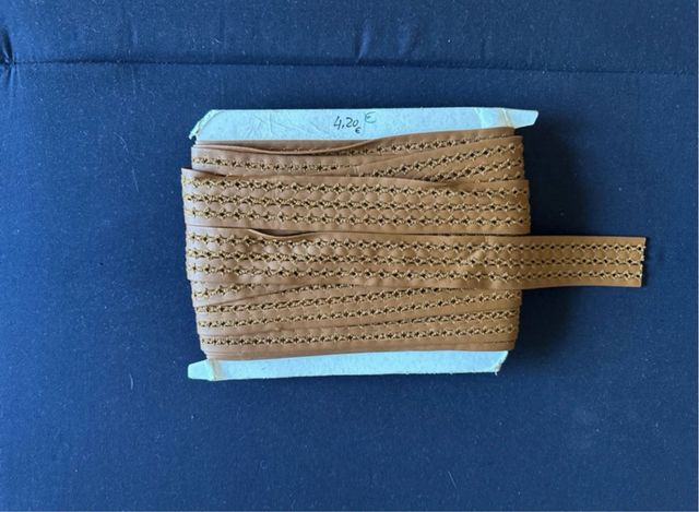 Cinta de cuero marrón con detalles dorados