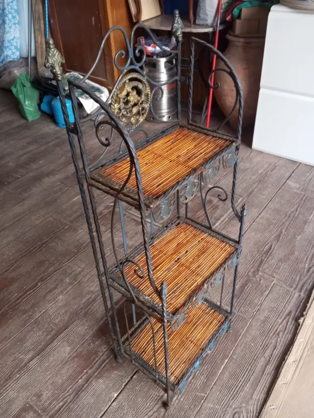 Scaffalature in ferro battuto e rattan