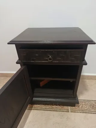 Mesa auxiliar de madera oscura con cajón