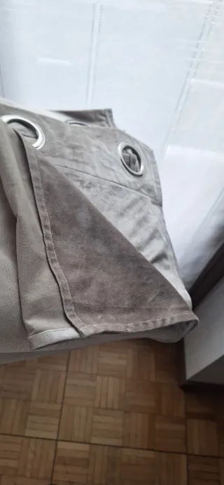 Tenda beige/grigia in tessuto vellutato