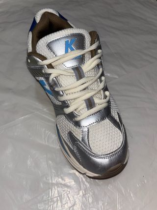 Zapatillas deportivas Kelme plateadas y blancas