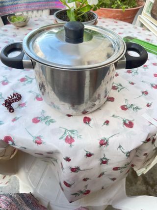 Pentola in metallo e plastica