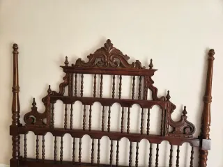 Cabezal de madera antiguo tallado