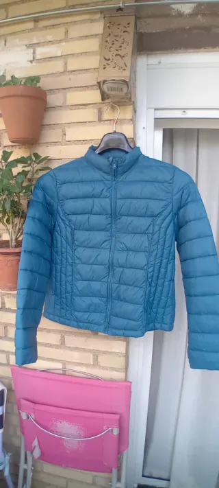 Plumífero azul acolchado