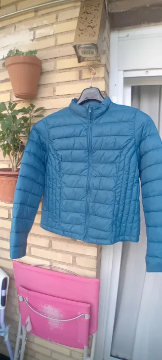 Plumífero azul acolchado