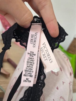 Tanga de encaje con tiras