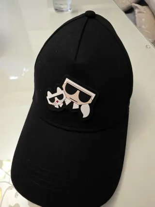 Gorra Karl Lagerfeld Negra con Dibujo Multicolor