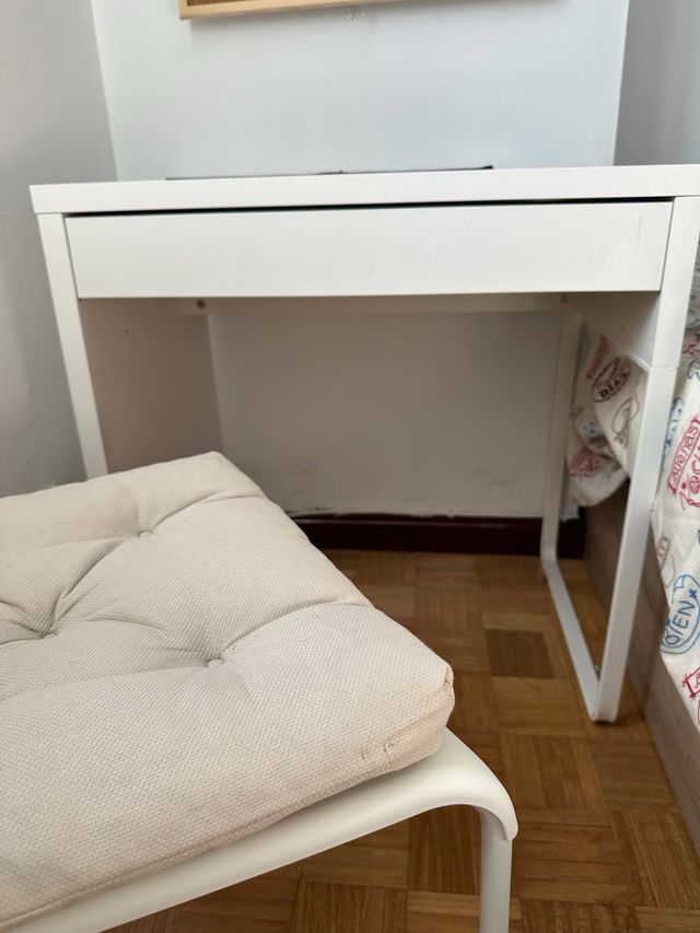 Escritorio IKEA blanco con silla
