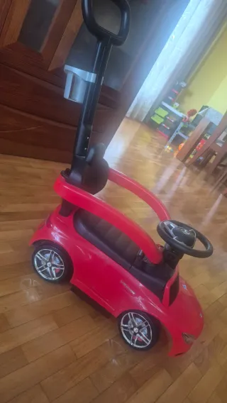 Coche correpasillos rojo con manillar