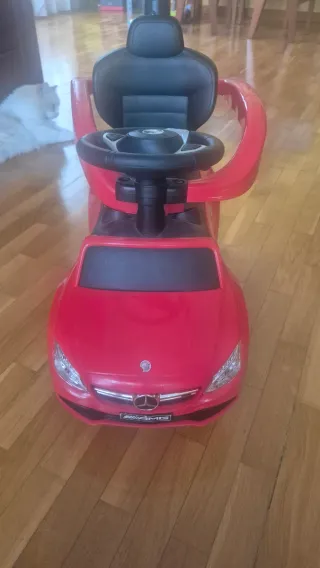 Coche correpasillos rojo con manillar