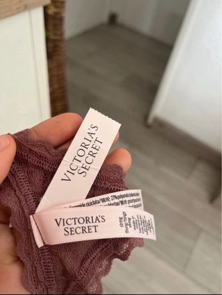 Tanga de encaje con tiras