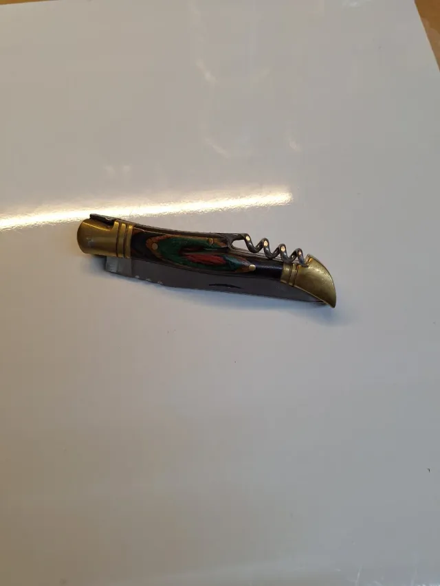 Coltellino multiuso con cavatappi