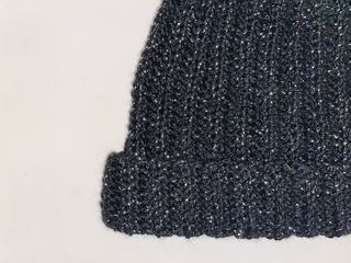 Cappellino nero fatto a mano con fili argentati