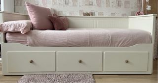 Divan Hemnes de Ikea y rellenos nórdicos.