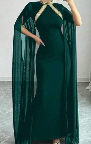 Vestido largo verde con capa