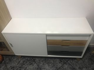 Cómoda blanca y madera