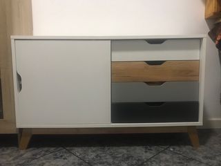 Cómoda blanca y madera