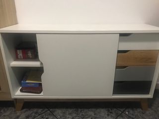 Cómoda blanca y madera