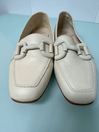 Zapatos planos beige con detalle de color beig