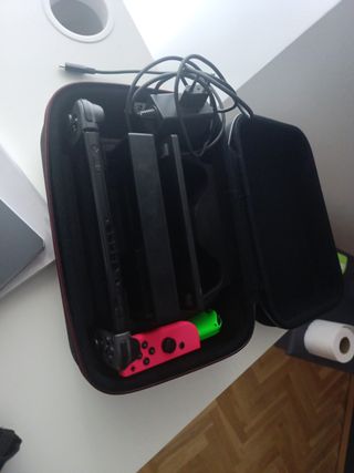 Nintendo Switch con 4 mandos y estuches