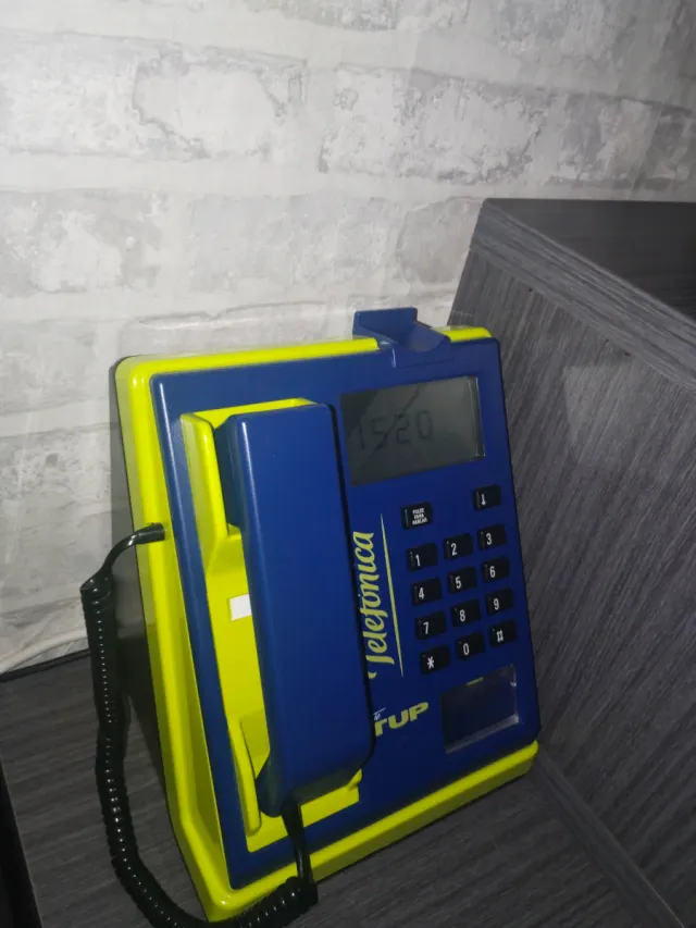 Cabina Telefónica Telefonica Azul y Amarilla