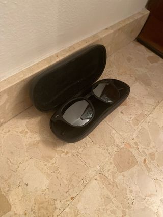 Gafas de sol negras con funda Carrera