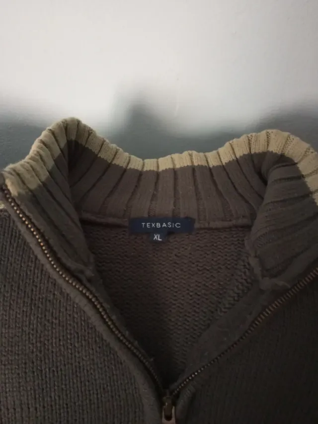 chaleco y jerseys de diferentes colores