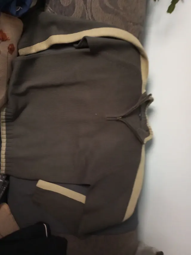 chaleco y jerseys de diferentes colores