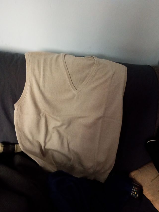 chaleco y jerseys de diferentes colores