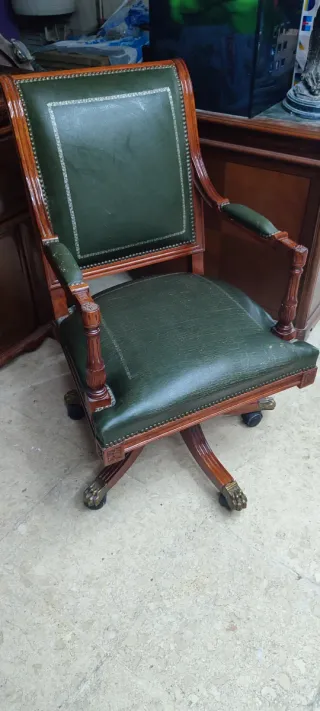Silla de escritorio de cuero y madera estilo clasi