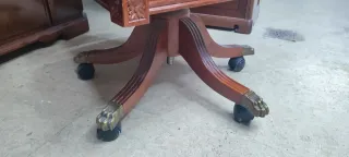 Silla de escritorio de cuero y madera estilo clasi