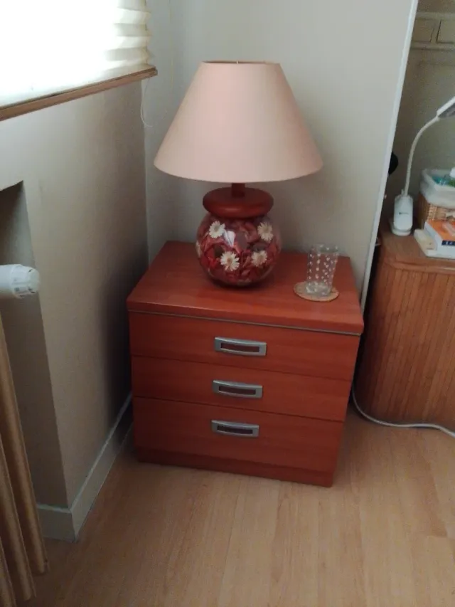 Mesita noche madera cerezo con 3 cajones