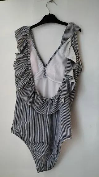 Bañador rayas volantes elegante