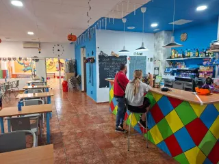 Se traspasa local bar cafetería ludoteca