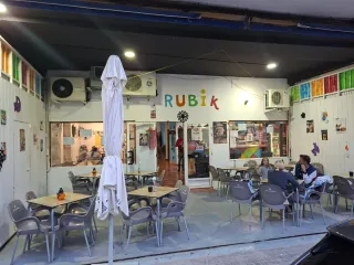 Se traspasa local bar cafetería ludoteca