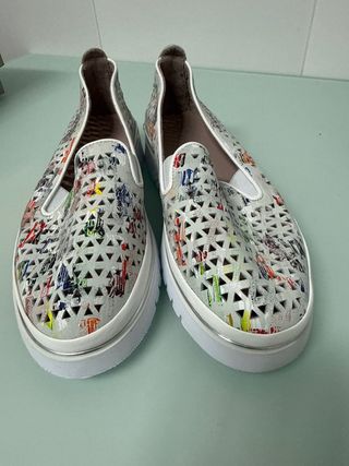 Zapatos blancos y multicolor con diseño calado