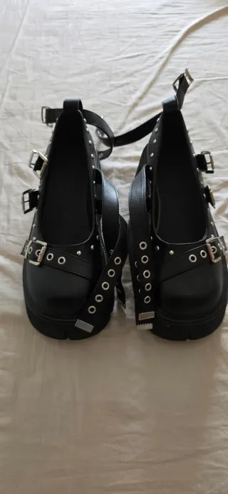 Zapatos plataforma con correas y tachuelas