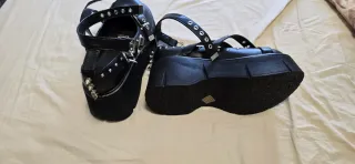 Zapatos plataforma con correas y tachuelas