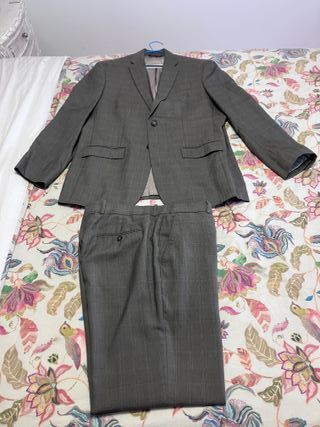 Traje marrón rayado