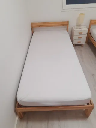 Camas individuales de madera (2 unidades)