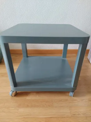 Mesa auxiliar Ikea gris con ruedas