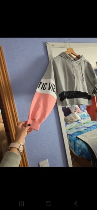 Sudadera corta gris y rosa con malla