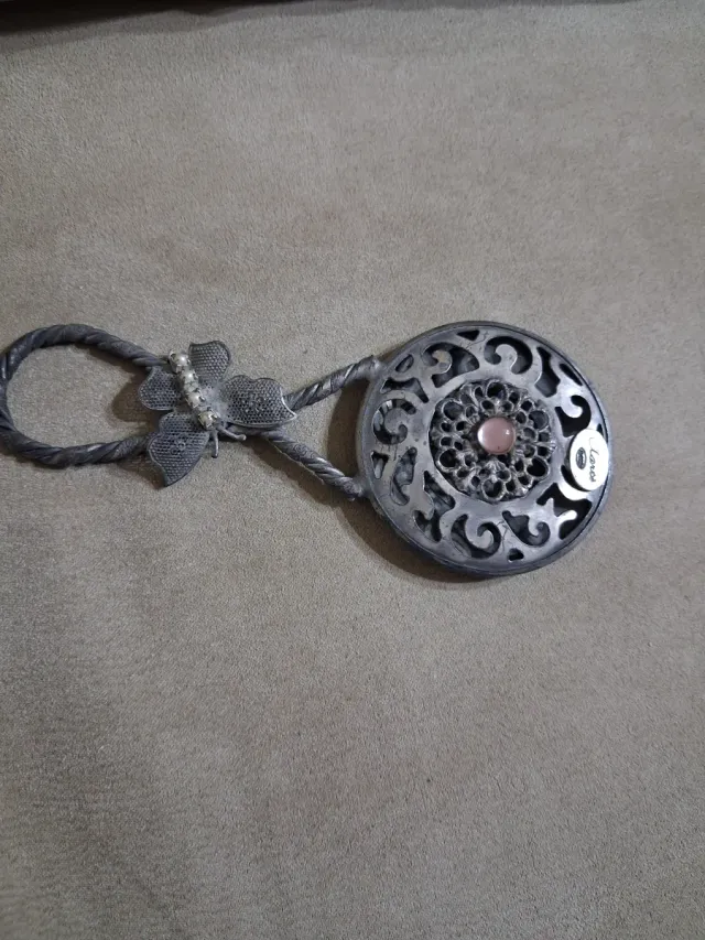 Sonaglino vintage con pietra rosa e farfalla