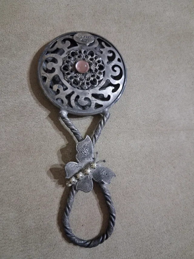 Sonaglino vintage con pietra rosa e farfalla