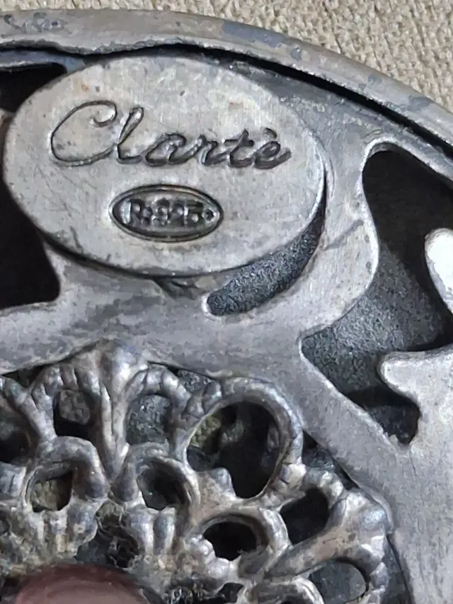 Sonaglino vintage con pietra rosa e farfalla