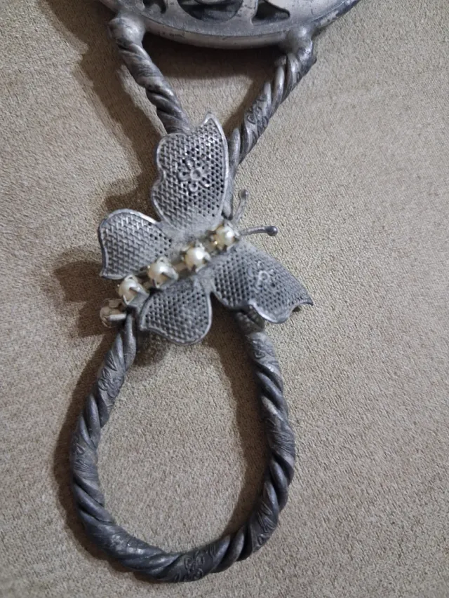 Sonaglino vintage con pietra rosa e farfalla